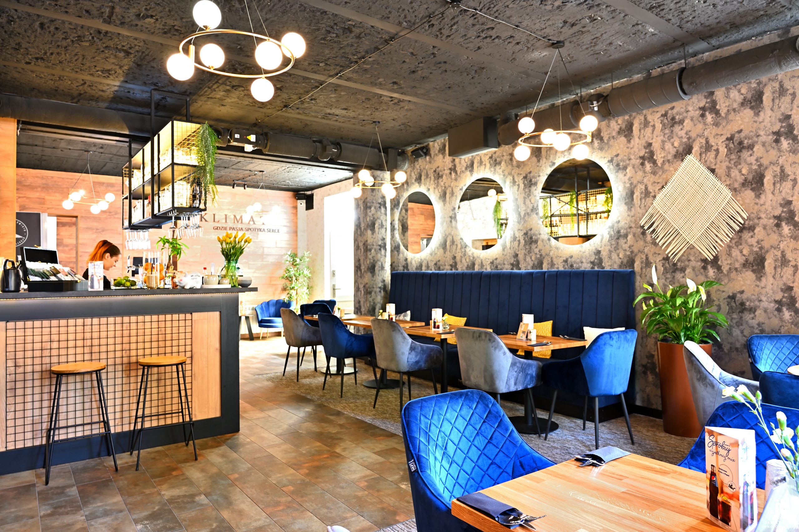 Eleganckie wnętrze sali restauracyjnej